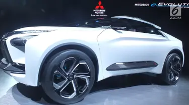 Mitsubishi Motors Corporation memperkenalkan Mitsubishi e-Evolution Concept pada ajang Tokyo Motor Show ke-45 di Jepang, Rabu (25/10). Mobil konsep ini menggabungkan ketangguhan sebuah SUV dan kecanggihan mobil listrik (EV). (Liputan6.com/Edu Krisnadefa)