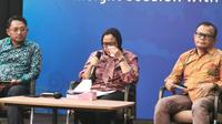 Wakil Kepala Badan Gizi Nasional (BGN) Nanik S. Deyang tak kuasa menahan air matanya saat menjelaskan dan meminta maaf soal kasus dugaan keracunan akibat MBG yang terjadi di sejumlah wilayah Indonesia. (Foto: Merdeka.com/Nur Habibie).