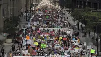 Ribuan demonstran berunjuk rasa menentang kebijakan imigrasi pemerintahan Donald Trump (AP/Abel Uribe)
