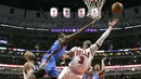 Pemain Chicago Bulls, Dwyane Wade (kanan) melakukan tembakan layup saat dibayangi pemain Oklahoma City Thunder,  Jerami Grant pada laga NBA basketball game di United Center, (9/1/2017). Thunder menang 109-94. (AP/Charles Rex Arbogast)