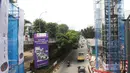 Pekerja sedang menyelesaikan pembangunan Skywalk di hatle transjakarta  koridor 8 di kawasan Kebayoran lama, Jakarta, Rabu (24/8/2022). Pengerjaan skywalk sepanjang 500 meter  akan di hubungkan ke halte transjakarta koridor 8, koridor 13 dan stasiun kebayoran yang berlangsung sejak Maret 2022 yang di targetkan akan rampung pada bulan oktober 2022, saat ini sudah mencapai 30 persen. (Liputan6.com/Herman Zakharia)
