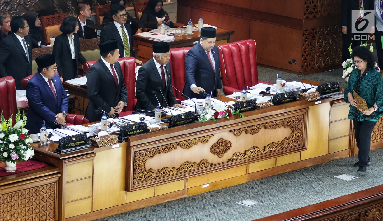 Menteri Kesehatan Nina Moelok menghampiri Pimpinan DPR saat Rapat Paripurna di Kompleks Parlemen, Senayan, Jakarta, Rabu (13/2). Agenda utama rapat untuk pengambilan keputusan terhadap RUU Kebidanan. (Liputan6.com/JohanTallo)