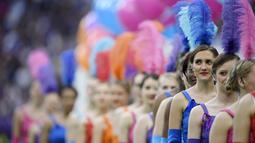 Deretan wanita cantik bersiap untuk menari saat upacara pembukaan Piala Eropa 2016 jelang laga Prancis melawan Rumania di Stade de France, Prancis, Jumat (10/6/2016) atau Sabtu dini hari WIB. (AFP/Francisco Leong) 