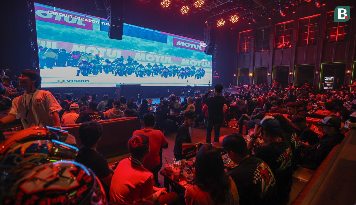 Suasana nonton bareng MotoGP Valencia 2023 bersama Pertamina Enduro di HW Live House, Kemang, Jakarta, Minggu (26/11/2023). (Bola.com/Bagaskara Lazuardi)