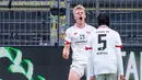 Penyerang Mainz, Jonathan Burkardt, merayakan gol yang dicetaknya ke gawang Borussia Dortmund pada laga lanjutan Bundesliga di Signal Iduna Park, Dortmund, Kamis (18/6/2020) dini hari WIB. Borussia Dortmund menyerah 0-2 atas Mainz. (AFP/Guido Kirchner/pool)