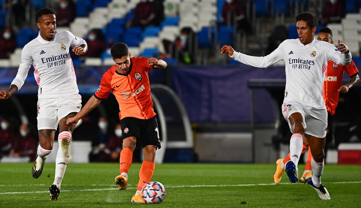 Striker Shaktar Donetsk, Manor Solomon, berusaha mencetak gol ke gawang Real Madrid pada laga Liga Champions 2020/2021 di Estadio Alfredo Di Stefano, Rabu (21/10/2020) malam WIB. Real Madrid kalah 2-3 oleh Shaktar Donetsk. (AFP/Gabriel Bouys)