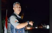 Sungguh Mulia, Pemotor Ini Bantu Pria Paruh Baya Jalan Kaki Malam-malam Sambil Bawa Koper Beri Tumpangan