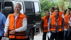 Terdakwa mantan Direktur Jenderal Perhubungan Laut (Dirjen Hubla) Kementerian Perhubungan Antonius Tonny Budiono (kiri) bersama para tersangka lainya saat tiba di gedung KPK, Jakarta, Senin (23/4). (Merdeka.com/Dwi Narwoko)