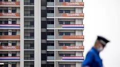 Bendera dan spanduk tim Belanda terlihat di sebuah gedung di kawasan wisma atlet Olimpiade dan Paralimpiade Tokyo 2020, di Tokyo pada Rabu (14/7/2021). Olimpiade Tokyo 2020 bakal berlangsung di Jepang selama 17 hari mulai 23 Juli hingga 8 Agustus 2021.  (Behrouz MEHRI / AFP)