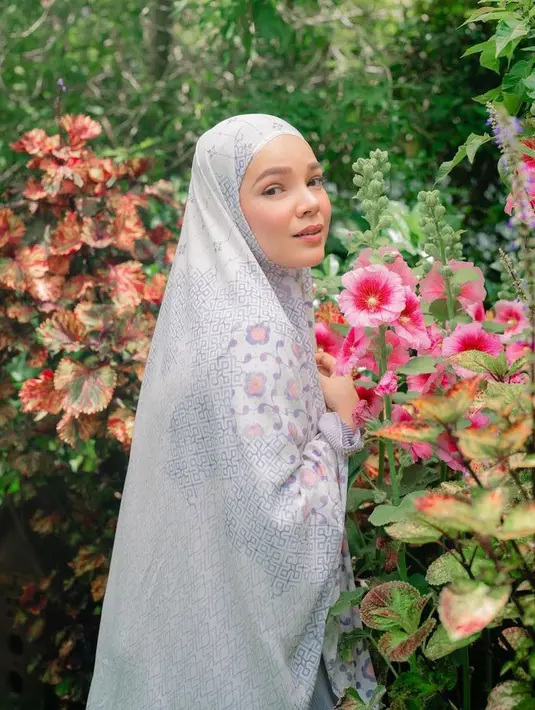 Look kedua adalah, dengan menyembunyikan kedua tali ke dalam bergo instan. Untuk mendapatkan tampilan hijab syari tanpa tali.