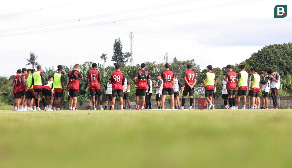 Pemain Persija Jakarta pada saat sesi latihan Persija Jakarta yang bertempat di Persija Training Ground, Bojongsari, Rabu (5/11/2025).