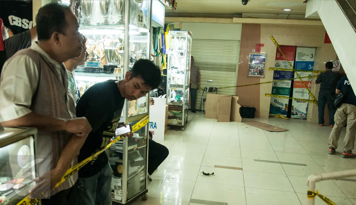 Sebuah lift jatuh dari lantai 7 ke lantai dasar pusat perbelanjaan Blok M Square, Jakarta Selatan, Jumat (17/3). Lift jatuh tersebut merupakan lift yang menuju Masjid Nurul Iman di lantai itu. (Liputan6.com/Gempur M Surya)