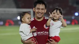 Pemain Persija Jakarta menggendong kedua anaknya usai pertandingan perebutan tempat ketiga Piala Presiden 2026 di Stadion Kapten I Wayan Dipta, Gianyar, Bali, Kamis (6/8/2026). Persija Jakarta menutup turnamen dengan finis di peringkat ketiga setelah mengalahkan Arema FC dengan skor 3-1. (KLY/Budy Santoso)