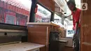 Pekerja menyelesaikan modifikasi mobil campervan di Bengkel Impro Campervan, Depok, Sabtu (14/11/2020). Pemilik bengkel mengatakan biaya modifikasi berkisar Rp50 juta hingga Rp200 juta itu mengalami peningkat permintaan sekitar 70 persen dari komunitas mobil campervan. (Liputan6.com/Herman Zakharia)