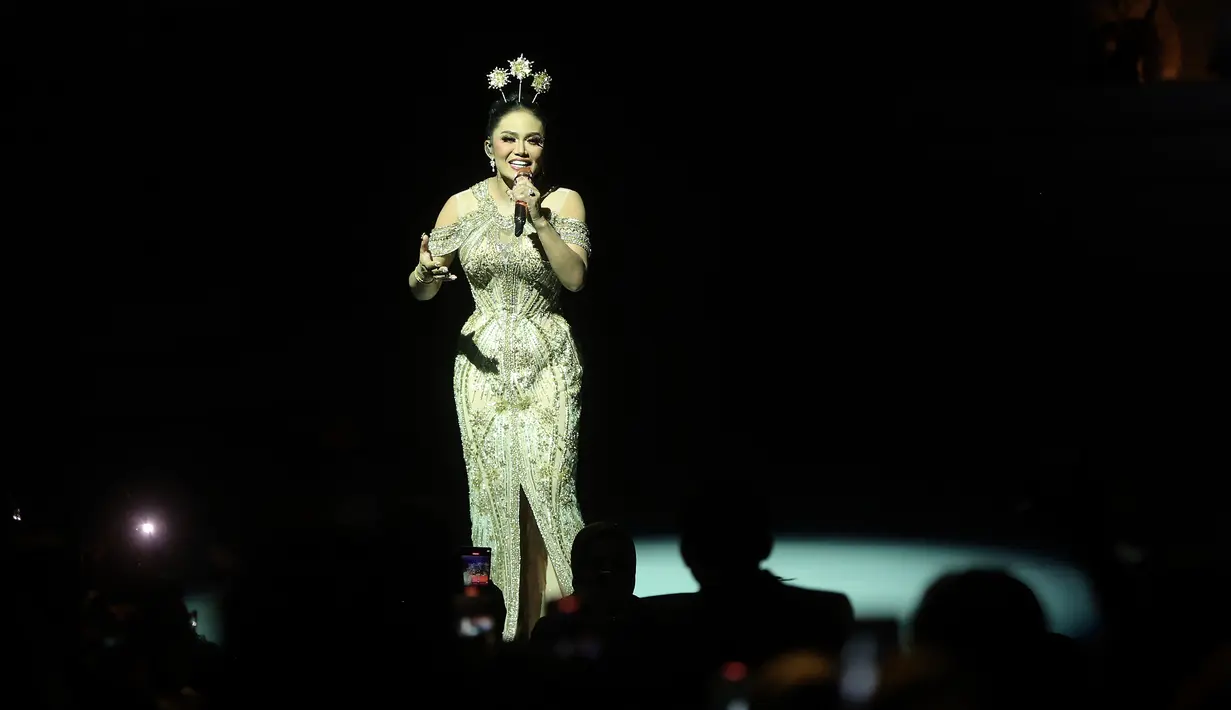 Sebelum konser, Aurel Hermansyah yang juga terlibat dalam konser, menyebut KD puasa bicara demi menjaga kualitas suara. [Foto: Bambang E Ros/Fimela.com]