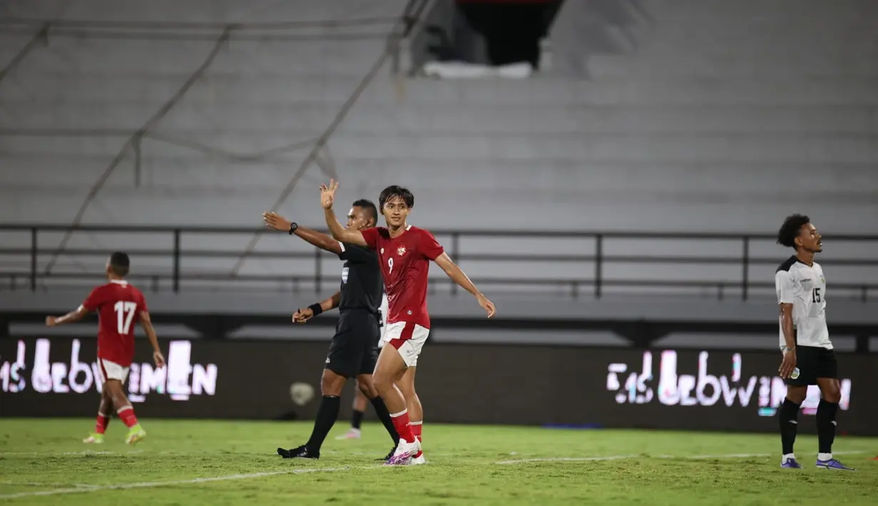 Penyerang Timnas Indonesia, Hanis Sagara Putra berselebrasi usai mencetak gol lewat titik penalti pada laga uji coba internasional di Stadion I Wayan Dipta Gianyar, Kamis (27/1/2022). Indonesia menang telak atas Timor Leste 4-1 (Dok Humas PSSI)