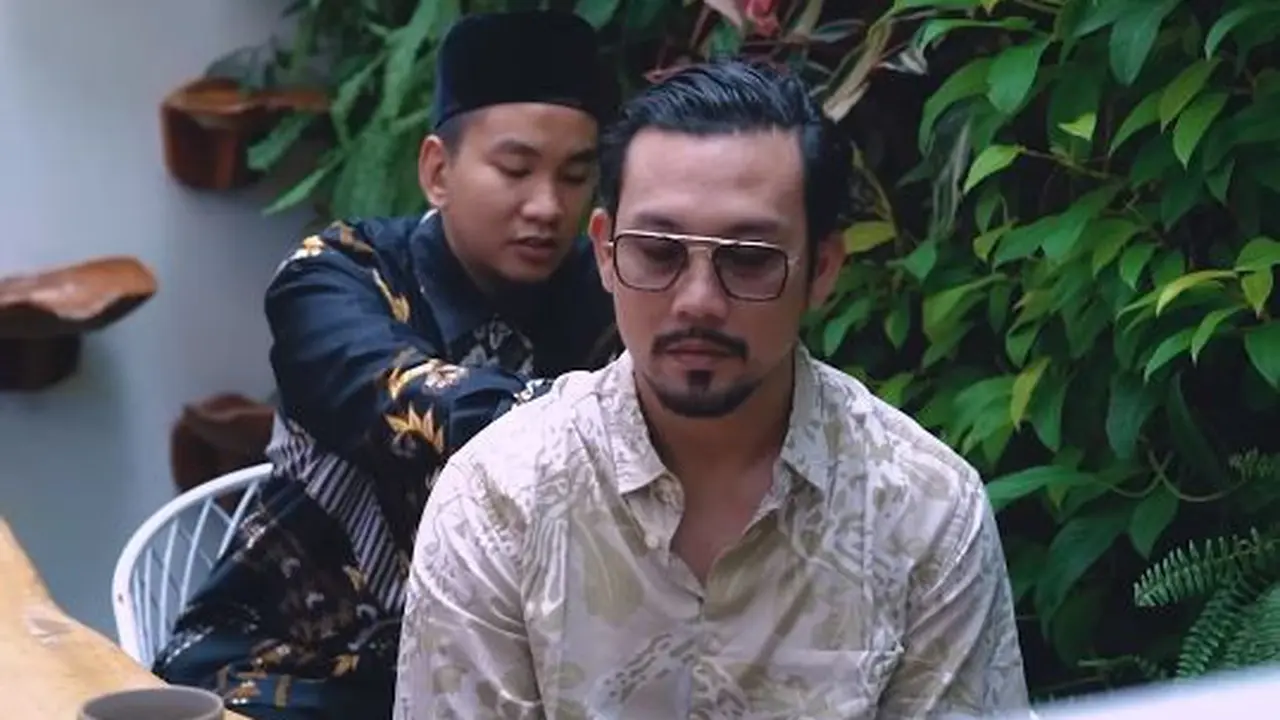 Denny Sumargo diruqyah Ustaz Muhammad Faizar (YouTube/CURHAT BANG Denny Sumargo)