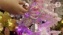 Aktivitas warga saat melihat pernak-pernik Natal di Pasar Asemka, Jakarta, Selasa (3/12/2024). (Liputan6.com/Herman Zakharia)