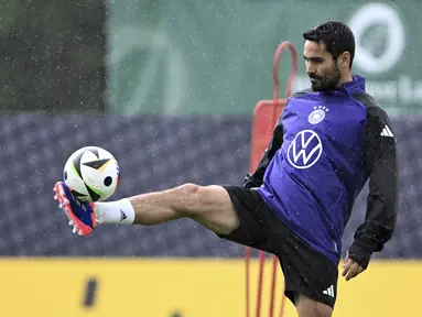 Gelandang Jerman Ilkay Gundogan mengikuti sesi latihan tim nasional (timnas) dalam persiapan untuk Euro 2024 di Spa & Golfresort Weimarer Land, Kamis (30/5/2024). (Federico Gambarini/dpa via AP)