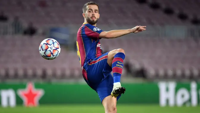 Miralem Pjanic. Gelandang Bosnia Herzegovina berusia 32 tahun yang sejak awal musim 2020/2021 bergabung debngan Barcelona usai meninggalkan Juventus ini tercatat menjadi salah satu pemaini uzur dengan nilai transfer termahal hingga saat ini. Di usianya yang menginjak 30 tahun pada awal musim 2020/2021 Barcelona rela mengeluarkan mahar senilai 60 juta euro atau kini setara Rp891 miliar untuk mendatangkannya dari Juventus. (AFP/Lluis Gene)