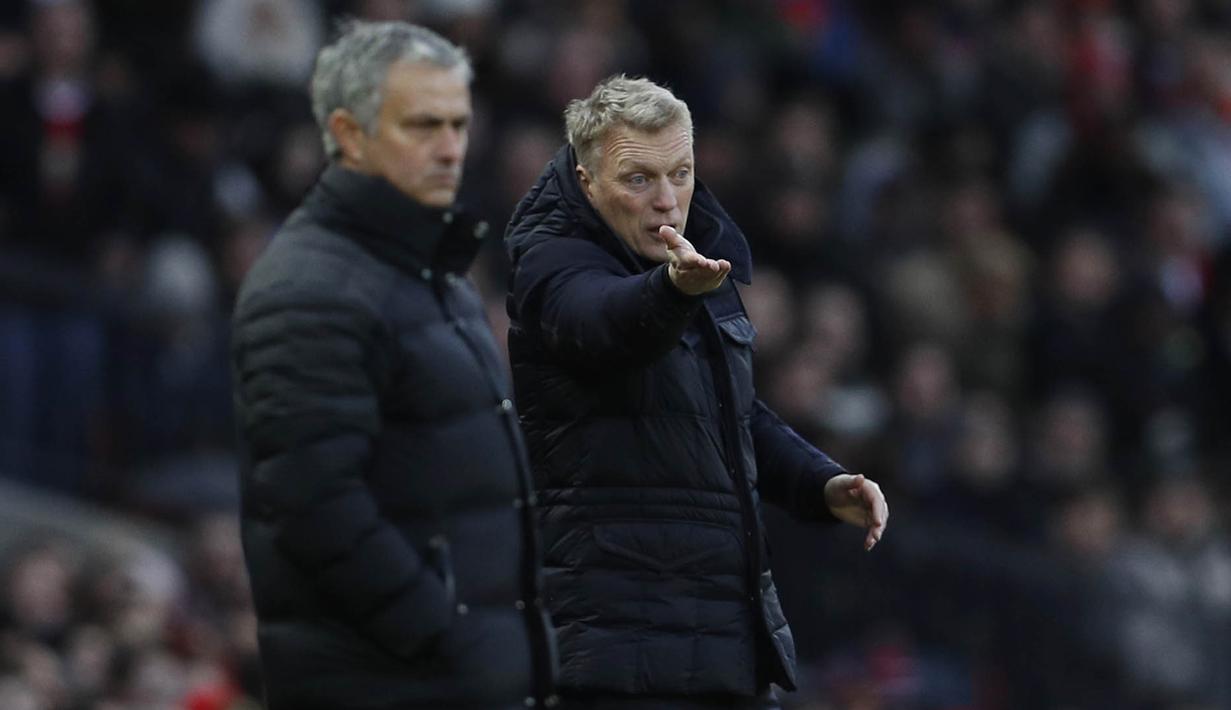 Manajer Sunderland, David Moyes, beradu taktik dengan manajer Manchester United, Jose Mourinho. Kehadirannya untuk pertama kali di Old Trafford pasca pemecatan berakhir dengan kekalahan skuatnya 0-3 dari pasukan Setan Merah. (Reuters/Lee Smith)
