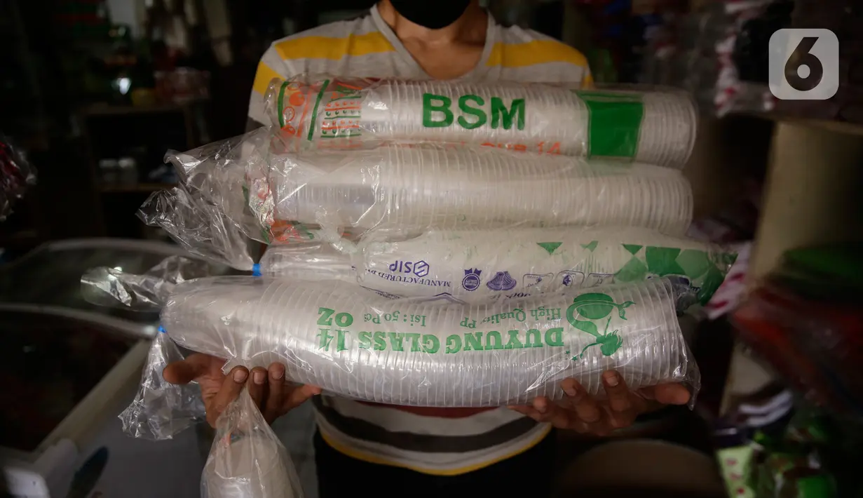 Pedagang membawa wadah dan kemasan plastik dagangannya di Cipadu, Kota Tangerang, Jumat (17/9/2021). Tahun depan, pemerintah akan memutuskan untuk menerapkan cukai plastik, cukai alat makan dan minum sekali makan, serta cuka minuman manis dalam kemasan. (Liputan6.com/Angga Yuniar)