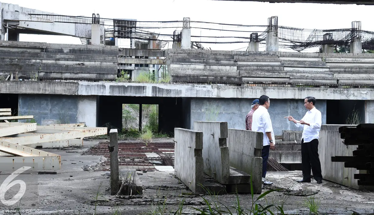 Presiden RI, Jokowi berbincang dengan Menpora dan Menteri PU Pera di Wisma Atlet Hambalang, Jawa Barat, Jumat (18/3).  Jokowi blusukan untuk melihat kondisi proyek yang telah menyerap anggaran negara hingga triliunan rupiah. (Setpres/Rusman)