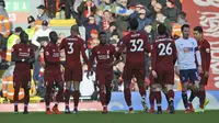Pemain Liverpool merayakan gol Georginio Wijnaldum (tengah) pada laga Liga Inggris melawan Bournemouth di Anfield, Sabtu (9/2/2019). (AP Photo/Rui Vieira)