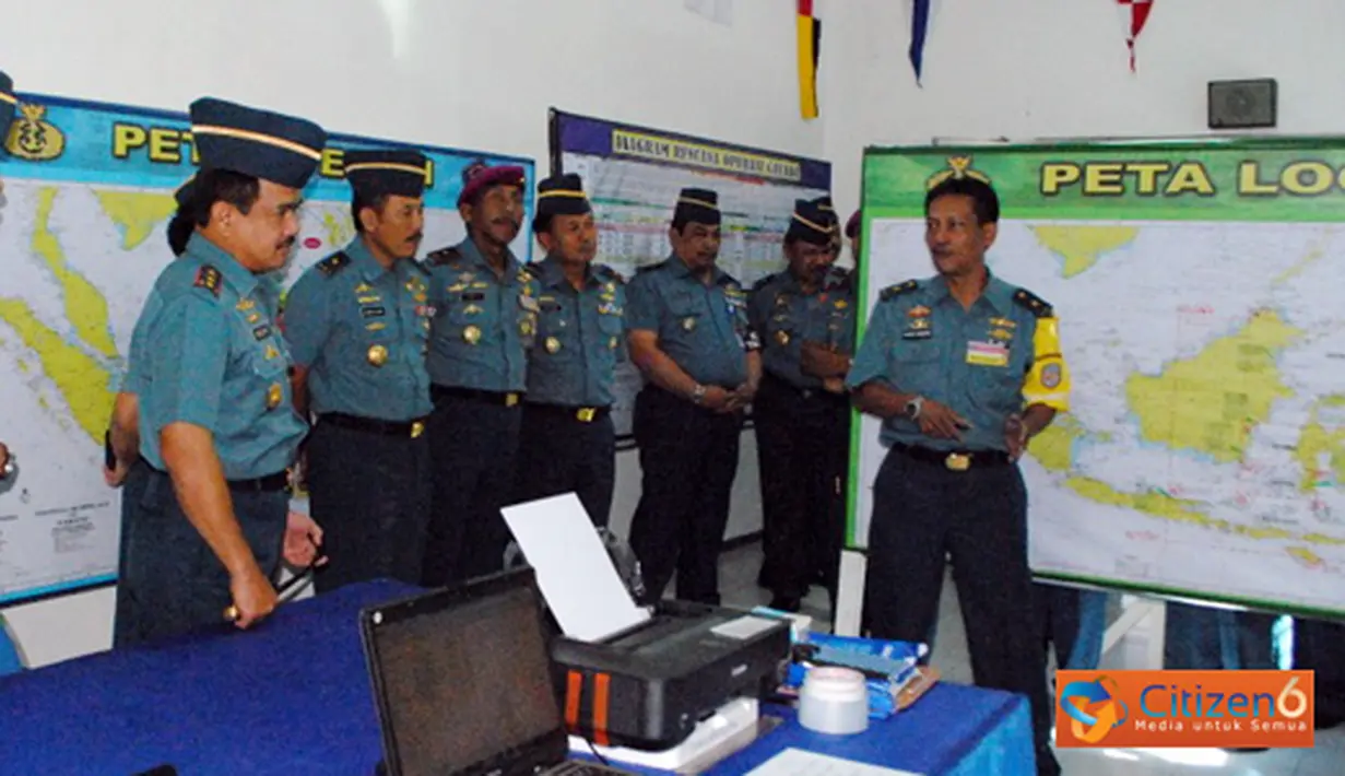 Citizen6, Surabaya: Pangkolinlamil Laksda TNI S.M. Darojatim, secara resmi membuka Latihan Pos Komando  (Latposko) I Latihan Angkutan Laut Militer (Latanglamil), Senin (7/5) di mulai 7 sampai 11 Mei 2012. (Pengirim: Kadispen Kolinlamil)