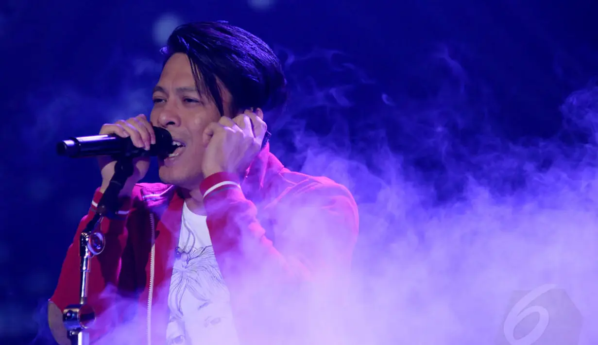 Ariel Noah yang menjadi bintang tamu dalam launching spesial itu menyanyikan salah satu lagu Geisha "Tak Kan Pernah Ada" di Studio Penta SCTV, Jakarta, Selasa (13/05/14). (Liputan6.com/Andrian Martinus)