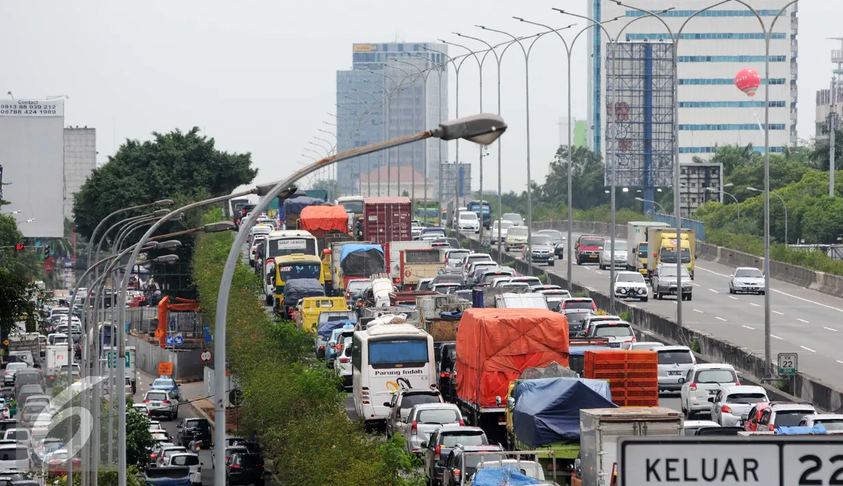 Suasana arus lalu lintas di ruas tol dalam kota menuju tol Jagorawi dan Cikampek padat merayap, Jakarta, Kamis (24/12). Jelang malam Natal dan Tahun Baru masyarakat memanfaatkan dan merayakannya di kampung halaman. (Liputan6.com/Helmi Afandi)