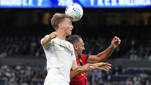 Dean Huijsen dari Real Madrid (kiri) menyundul bola lebih dulu dari pemain Mallorca, Vedat Muriqi