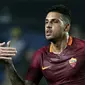 Pemain As Roma, Emerson Palmieri usai mencetak gol keempat bagi timnya saat melawan tuan rumah Villareal pada laga 32 besar Liga Eropa di Ceramica stadium, Villarreal, (16/2/2017). Roma menang 4-0. (EPA/Manuel Bruque)