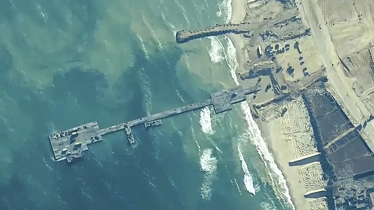 Dermaga terapung selesai dilabuhkan di pantai Jalur Gaza pada Kamis (16/5/2024).