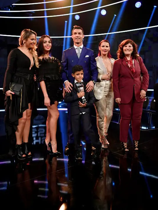 Sudah lama tersiar bahwa keduanya memiliki hubungan spesial, namun baru kemarin Ronaldo mengenalkannya secara resmi di depan umum. Berada di samping kekasihnya itu, Ronaldo tak henti melemparkan senyumannya. (AFP/Bintang.com)