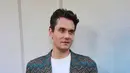 John Mayer menghadiri pemutaran perdana film Vengeance di Ace Hotel, Los Angeles, California, Amerika Serikat, 25 Juli 2022. John Mayer muncul dalam salah satu film baru karya sutradara B.J. Novak yang tak lain adalah sahabatnya sendiri. (Robin L Marshall/Getty Images/AFP)