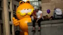 Balon raksasa berbentuk karakter tokoh komik Garfield mengudara selama parade Comic Strip Festival di Brussels, Belgia, 15 September 2018. Tokoh komik terkenal dan karakter tokoh Belgia ditampilkan sepanjang jalan. (AP Photo/Francisco Seco)