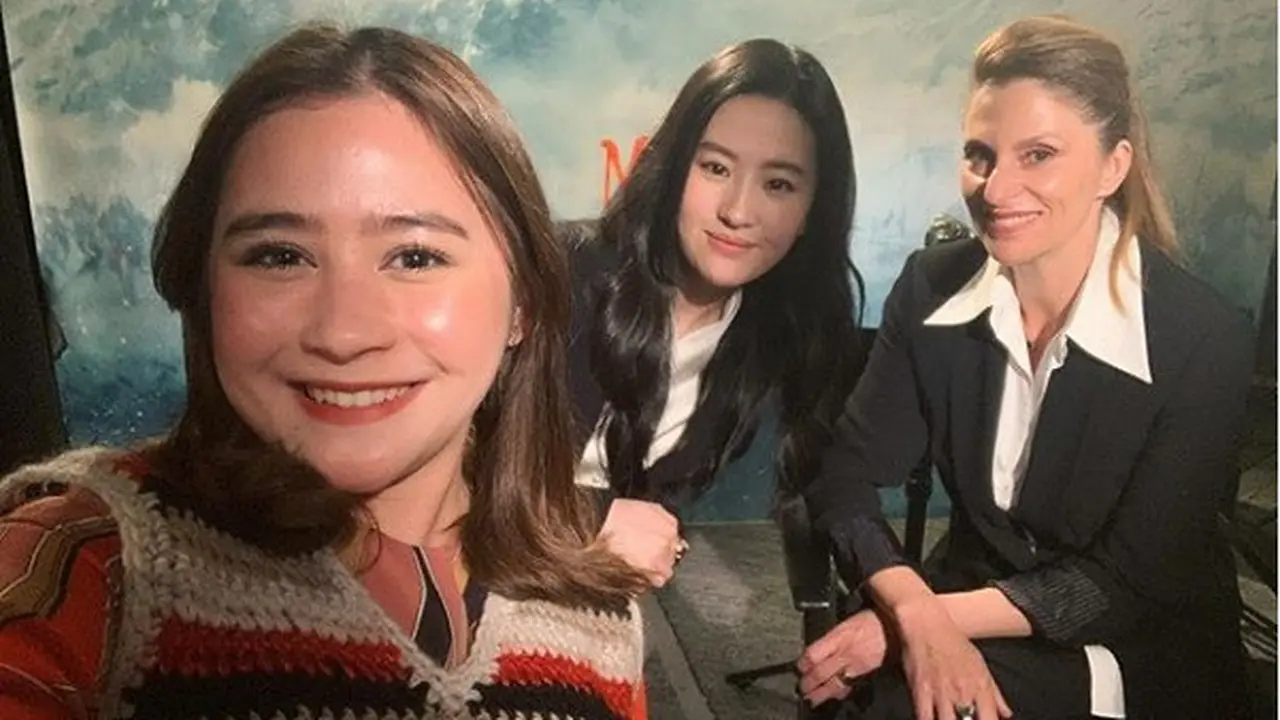 [Fimela] Prilly Latuconsina Bersama Pemeran dan Sutradara Mulan Live Action