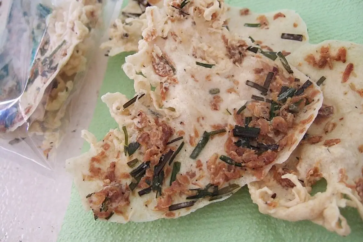 Rempeyek udang rebon