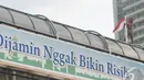 Aksi Agustinus semakin aneh, Ia membuka pakaian luarnya. Aksinya ini menjadi perhatian orang-orang di sekitar Bundaran HI, Jakarta, Rabu (23/07/2014) (Liputan6.com/Johan Tallo)