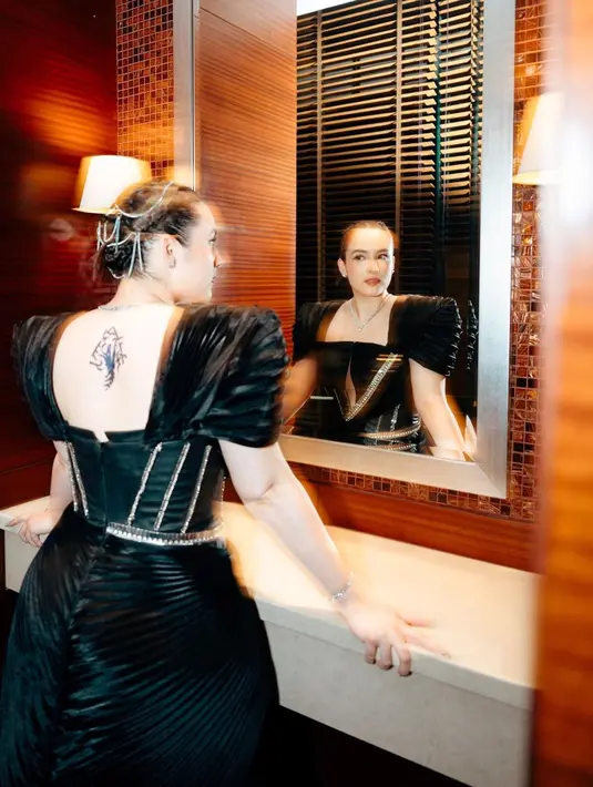 Dengan square neckline, gaun ini memamerkan tato Chelsea Islan yang ada di punggung. [@chelseaislan]