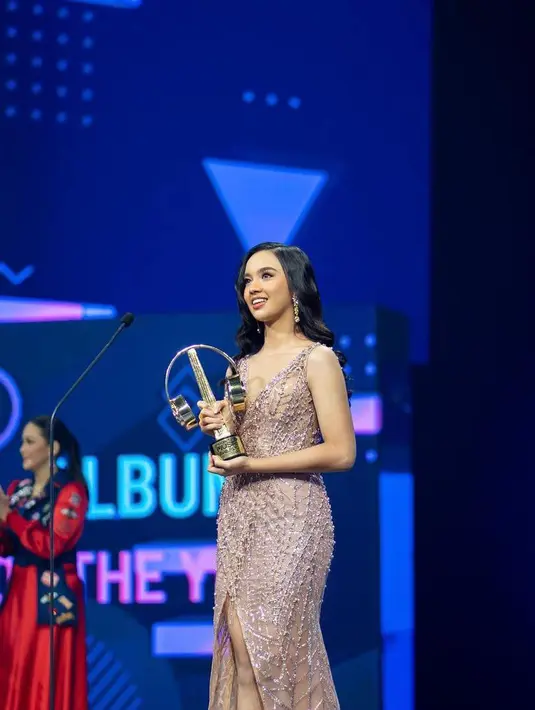 Dalam acara tersebut,  Lyodra tampil anggun mengenakan gaun berwarna rose gold yang dihiasi payet. (Instagram/lyodraofficial).