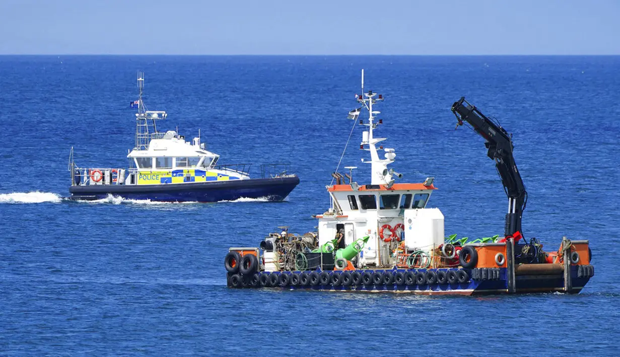 Sebuah kapal polisi berpatroli jelang KTT G7 di lepas pantai St Ives, Inggris, Selasa (8/6/2021). Pembicaraan tiga hari dengan para pemimpin dunia G7 diperkirakan akan fokus pada pemulihan global dari pandemi dan komitmen untuk vaksinasi populasi global pada akhir tahun 2022. (Aaron Chown/PA)