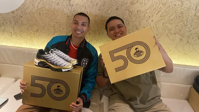 Rayi Ran dan Vitra Widinanda - Brand Marketing Foot Locker Indonesia dengan Koleksi Sneakers Nike Eksklusif Rayakan 50 Tahun Foot Locker. [Anisha/Fimela]