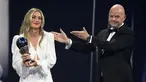 Alexia Putellas (kiri) menerima penghargaan sebagai Pemain Wanita FIFA Terbaik dari Presiden FIFA Gianni Infantino pada acara yang berlangsung di Paris, Prancis, Senin (28/02/2023) WIB. Putellas sukses mengalahkan dua pesaingnya Alex Morgan dan Beth Mead. (AP Photo/Michel Euler)