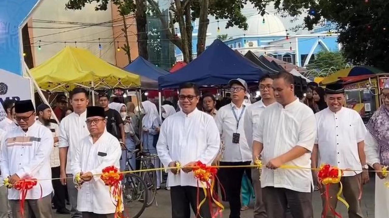 Hadir untuk meresmikan Pasar Ramadan UMP, rektor UMP dan jajarannya pun tampak melakukan potong pita.