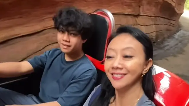 Asri Welas bonding dengan anak. [@asri_welas]