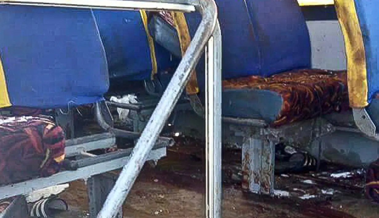 Sebuah foto yang memperlihatkan kondisi sebuah bus usai ditembaki oleh pria bertopeng di Minya, Mesir, (26/5). Jamaah Kristen Koptik di Mesir hanya sekitar 10% dari populasi Mesir yang mencapai 92 juta jiwa. (Minya Governorate Media office via AP)