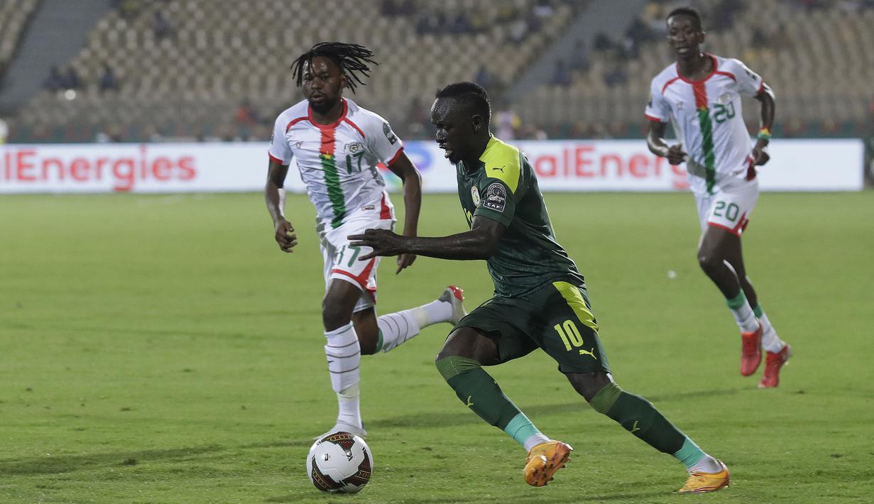 Sejak dimulainya pertandingan, Sadio Mane dkk mencoba tampil agresif. Mereka bahkan mendapatkan peluang emas dari tendangan penalti usai Edmond Tapsoba dianggap melakukan handball. Namun, keputusan tersebut dianulir setelah meninjau VAR dan skor 0-0 bertahan hingga turun minum. (AP/Sunday Alamba)