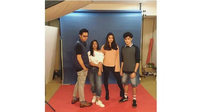 Shawn Adrian juga melakukan pemotretan bersama anak artis lainnya.